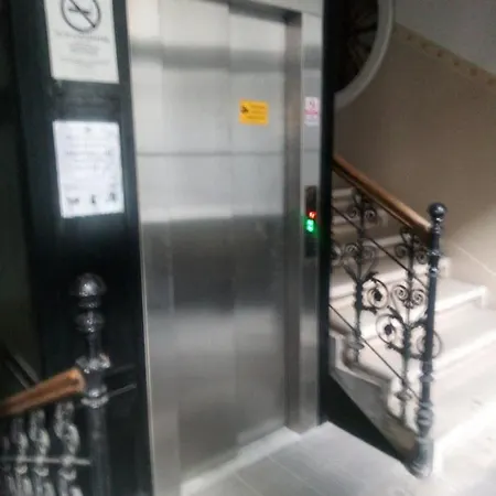 Red Passion Deluxe At Gozsdu Apartment Budapest
